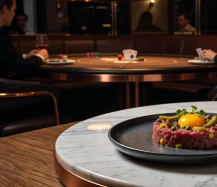 Wykwintna kolacja podczas wieczoru pokerowego w restauracji